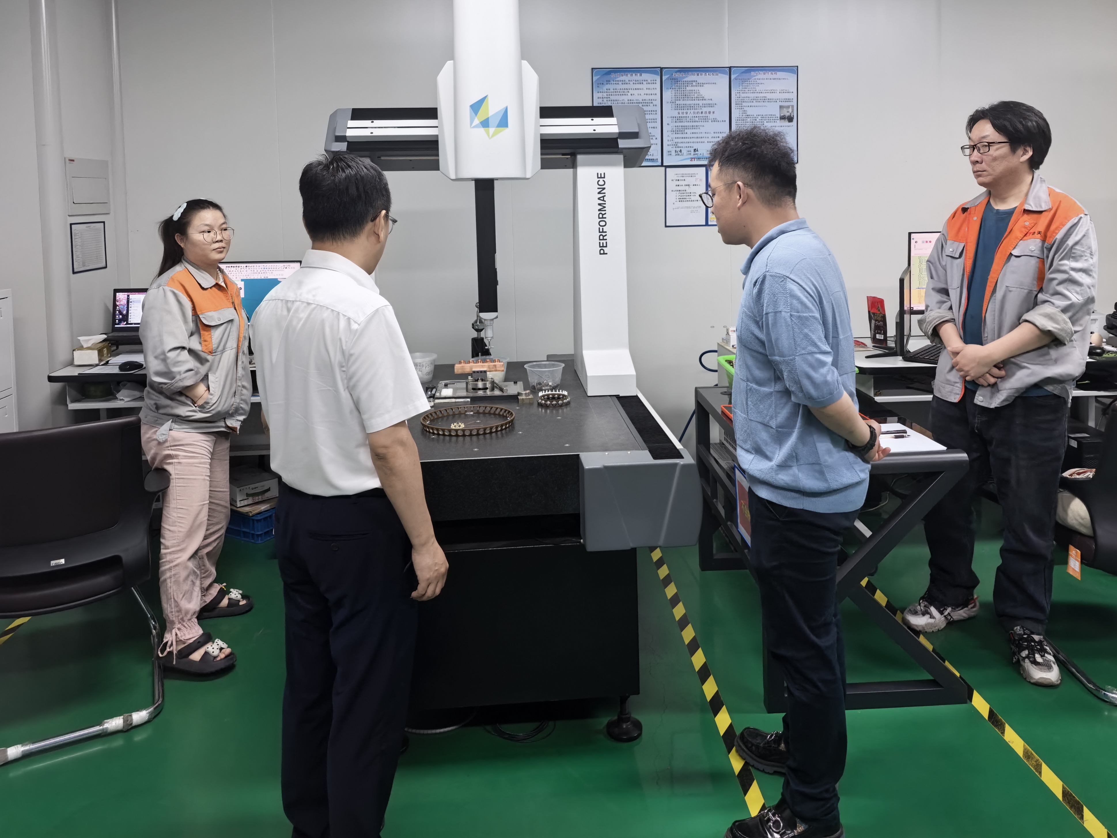 Government and enterprises jointly discuss innovative development